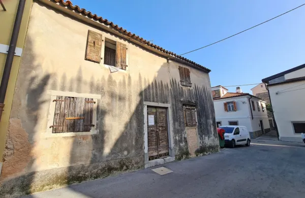 Ta zapuščena in propadajoča hiše na Gimnazijskem trgu v Kopru 
ogroža ljudi in okolico, opozarjajo v gradbeni inšpekciji.