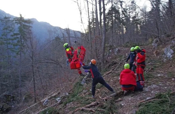Reševalci so 62-letnega moškega s helikopterjem prepeljali na 
nadaljnje zdravljenje v ljubljanski klinični center. (Foto: Miljko 
Lesjak, GRS Tolmin)