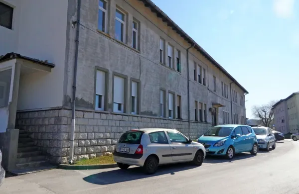 V samskem domu v Postojni je v ponedeljek ropal neznani nindža.