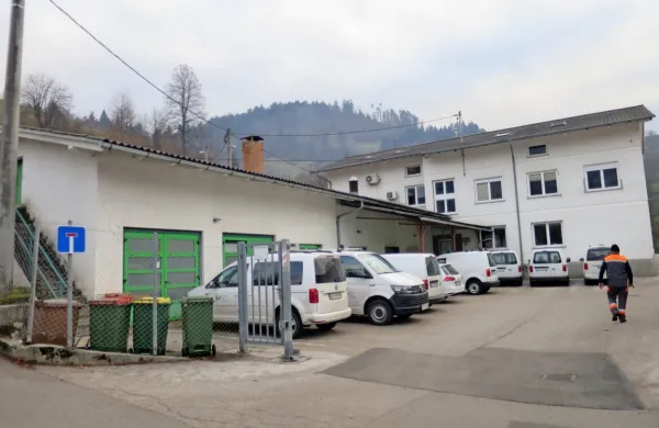 S podaljšanjem limita ostaja pod bančno hipoteko poslovna 
stavba, pri banki je zastavila še osem bianco menic.
