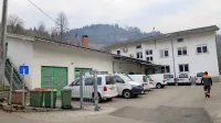 S podaljšanjem limita ostaja pod bančno hipoteko poslovna 
stavba, pri banki je zastavila še osem bianco menic.