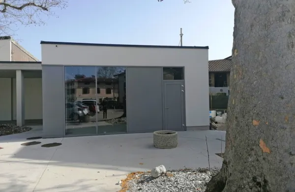 Stavba kockaste oblike se nahaja v  centru Renč in računajo,  da se 
bo v njej ustavil tudi kakšen turist.    