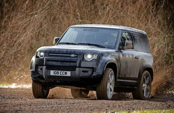 Najnovejši Land Roverjev avtomobil z V8 motorjem bo defender. V 
obeh karoserijskih izvedbah. In ker bo to eden zadnjih takšnih 
serijskih avtomobilov, bo zagotovo primeren tudi za zbiratelje.