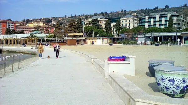 Na današnji dan pred letom dni so v Sloveniji potrdili prvi primer 
okužbe z novim koronavirusom, tri dni zatem je bil prvi primer 
potrjen tudi na Primorskem.