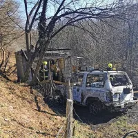 Ogenj požrl lopo in avto
