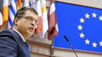 Janez Lenarči pravi, da je Evropska komisija  za razvoj cepiva proti 
koronavirsu in vzpostavitev proizvodne zmogljivosti namenila 
skoraj tri milijarde evrov.