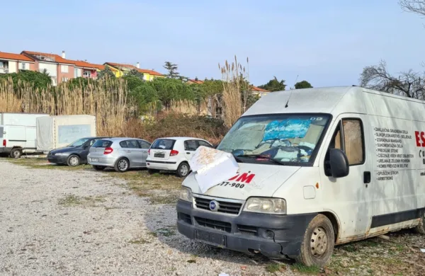 Sloves najbolj nagnusnega zapuščenega vozila na  gramoznem 
parkirišču  v Olmu si zasluži ta  kombi.