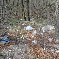 Dolina na  Terminalu je polna vrečk, plastenk in druge embalaže.