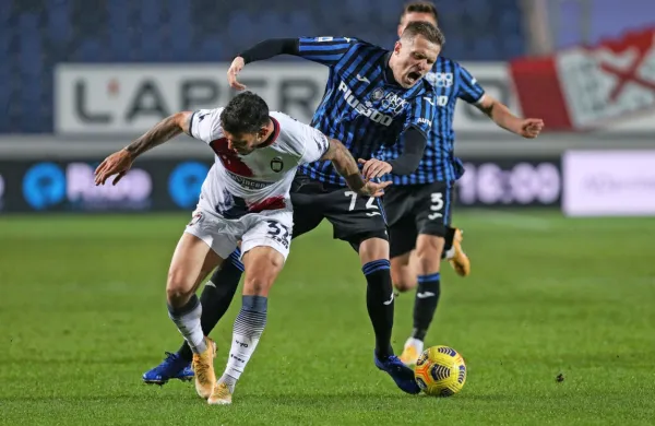 Josip Iličić (z žogo) je v sredo  prispeval gol in asistenco za zmago 
Atalante s 5:1 proti Crotoneju. 