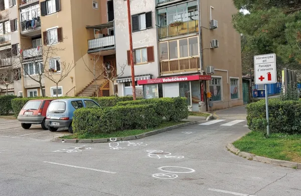S skuterjem pred avto
