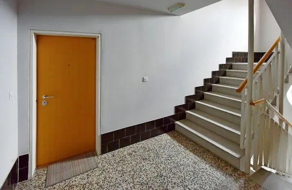Zdaj veljavni zakon ne preprečuje zlorab pri prijavi stalnega ali 
začasnega prebivališča.