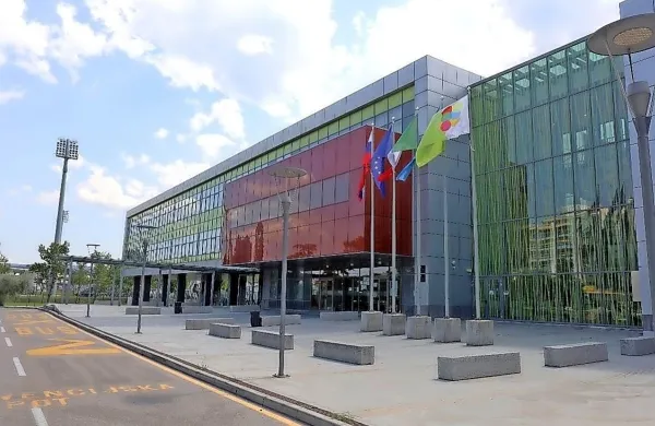 Največja šola v regiji, OŠ Koper, celo nima  nobenega okuženega, 
večina šol pa ima od enega do treh primerov.