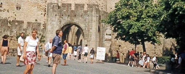 Središče gibanja katarov je bilo v utrjenem Carcassonnu v južni 
Franciji.

