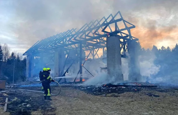 V požaru kozolca 30 tisoč &scaron;kode