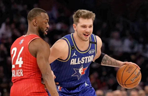 Luka Dončić (z žogo) je že lani zaigral na tekmi zvezd.
