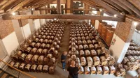 Midolinijevo podstrešje pri Manzanu ima rekordno število baterij 
za pridelavo tradicionalnega balzamičnega kisa. 