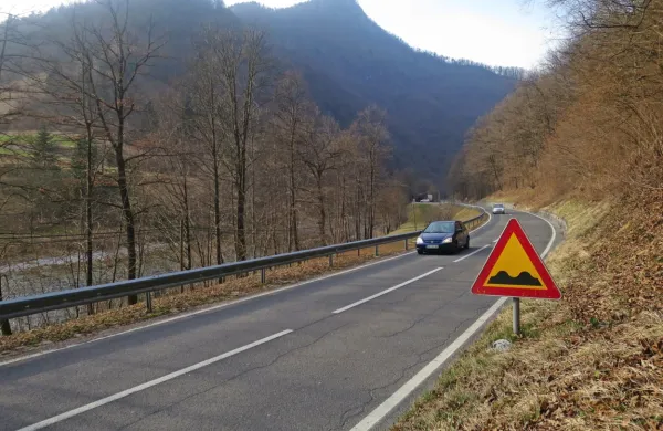 Na problematičen, 16 kilometrov dolg odsek med Želinom in Spodnjo Idrijo tik nad Idrijco država že desetletja pozablja. 