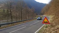 Na problematičen, 16 kilometrov dolg odsek med Želinom in Spodnjo Idrijo tik nad Idrijco država že desetletja pozablja. 