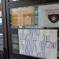Dijaki vstopajo v šolo posamično, zadržujejo se lahko le v matični 
učilnici, uporabljati morajo masko.

 