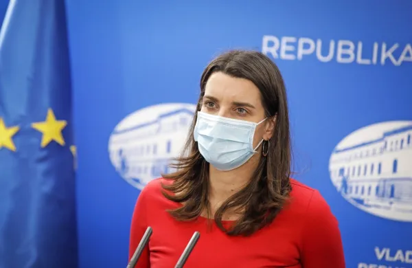 Državni zbor bo o interpelaciji ministrice za izobraževanje, znanost in šport Simone Kustec odločal na izredni seji, ki bo 15. 
marca.