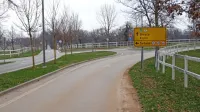 Sežanska občina bi promet, ki gre zdaj skozi Lipico - tudi čez to 
zapleteno križišče - speljala na obvoznico, a zavod za varstvo 
kulturne dediščine  dvomi, da Lipica potrebuje še eno cesto.