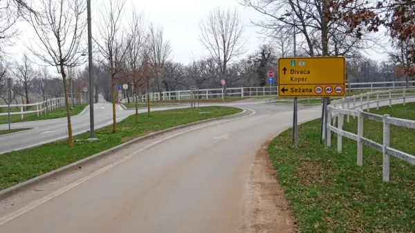 Sežanska občina bi promet, ki gre zdaj skozi Lipico - tudi čez to 
zapleteno križišče - speljala na obvoznico, a zavod za varstvo 
kulturne dediščine  dvomi, da Lipica potrebuje še eno cesto.
