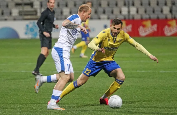 Domžalčan Senijad Ibričić (levo) je svojemu nekdanjemu klubu 
zabil lep zadetek in postavil končni izid tekme - 2:0.
