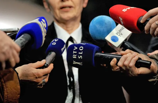 V Evropskem parlamentu so pred zasedanjem skupine parlamenta 
za spremljanje spoštovanja demokracije prejšnji petek pripravili 
poglobljen analitični dokument, v katerem podrobneje opišejo 
razmere v Sloveniji. 