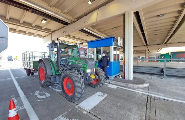   S traktorjem čez avtocestni prehod? Včerajšnji prizor v Vrtojbi je 
tisto, čemur bi se z bolj premišljenimi ukrepi lahko izognili, menijo 
na Goriškem. (Foto: Leo Caharija)