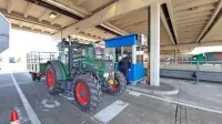   S traktorjem čez avtocestni prehod? Včerajšnji prizor v Vrtojbi je 
tisto, čemur bi se z bolj premišljenimi ukrepi lahko izognili, menijo 
na Goriškem. (Foto: Leo Caharija)