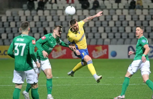 Olimpija (v zeleno-belih dresih) je znova prevzela vodstvo na 
lestvici prve lige.