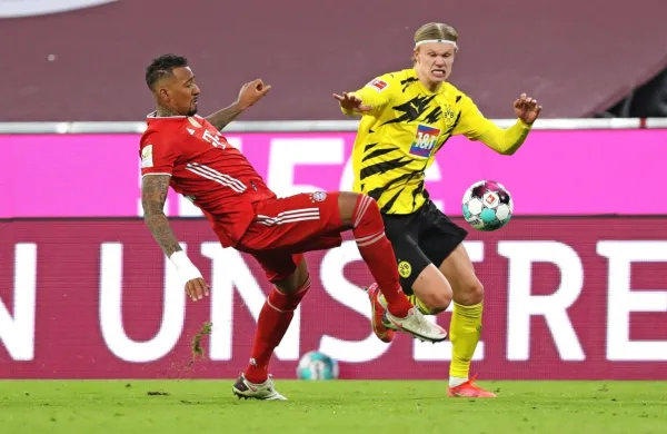 Napadalec Borussie Dortmund Erling Haaland (desno) je pred 
nocojšnjim obračunom s Sevillo na  13 tekmah lige prvakov zabil že 
18 zadetkov.  