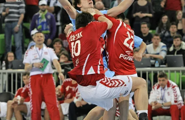 Slovenija je gostila Poljsko v kvalifikacijah za EP tudi pred natanko 
desetletjem v Stožicah in  zmagala s 30:28. Najboljši strelec  je bil z 
osmimi goli Dragan Gajić, ki je tudi tokrat v reprezentanci. 