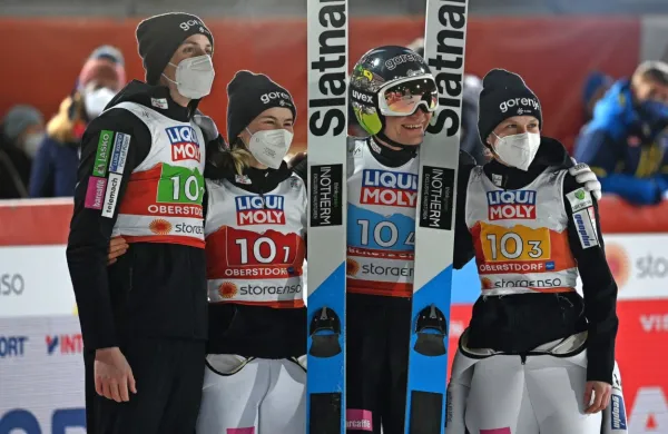 Skakalni del slovenske reprezentance je domov prinesel štiri kolajne: 
z leve so Bor Pavlovčič, Nika Križnar, Anže Lanišek in Ema Klinec.