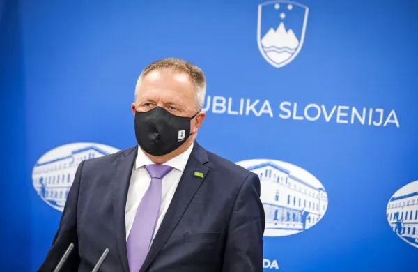  Neuradno je pričakovati tudi razpravo o položaju predsednika 
SMC Zdravka Počivalška, ki naj bi ga nekateri želeli zamenjati.