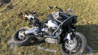 O prezgodnjem začetku motoristične sezone nam žal pričajo prve 
motoristične nesreče. S svojim BMW-jem se je pri Lipljah pred 
desetimi dnevi hudo poškodoval Logatčan.