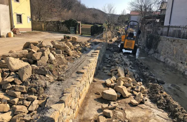 Strugo Glinščice, ki se vije skozi vas Klanec, in njen levi pritok 
utrjuje državni koncesionar VGP Drava Ptuj.