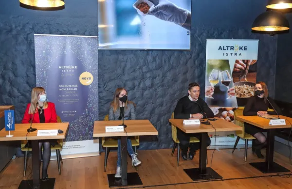 Dogajanje v Kopru v letu, ko je Slovenija nosilka naziva Evropska 
gastronomska regija, so predstavili (z leve) Karmen Novarlič, 
Mojca Vojska, Borut Fakin in Ylenia Loredan.