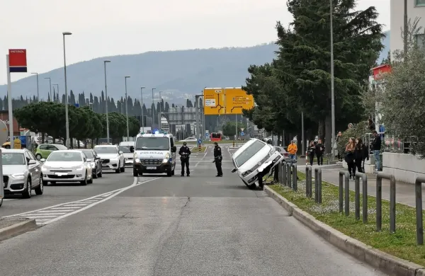 Danes popoldne se je na Kolodvorski cesti v Kopru zgodila 
nenavadna nesreča. (Foto: Miran Jerman)