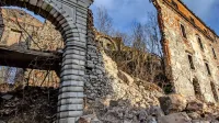 

Zavod za varstvo kulturne dediščine postojnski občini predlaga, da bi zaradi varnosti porušila portal 
gradu Haasberg, ki ga je nedavno tega prizadel potresni sunek.