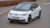  Všeč mi je bilo dejstvo, da me je ID.3 (oziroma ključ) ob 
vsakokratnem približevanju prepoznal in me pospremil z nekakšno svetlobno predstavo zadnjih LED luči. Istočasno se je avto 
sam odklenil, sedel sem za volan, premaknil stikalo za prestave na 
R ali D in odpeljal.