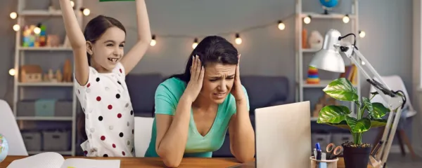 Mnogi delajo od doma,    obenem pa  šolajo otroke in opravljajo  
drugo nevidno delo.  