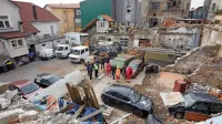 Medobčinski inšpektorat je z izvršbo poskrbel za odstranitev vsaj 
dela odpadkov, ki se na zasebnem zemljišču ob Ljubljanski cesti 
kopičijo že leta. (Foto: Valter Leban) 