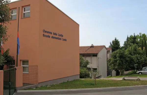 Spremembe glede parkirnega režima bo piranski župan med 
drugim predlagal tudi za parkirišča pri lucijski osnovni šoli.