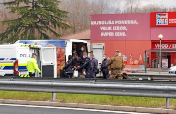 Tovorni del kombija je bil poln ilegalnih prebežnikov.