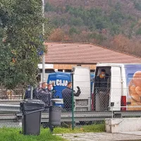 Kombi, v katerem so se skrivali ilegalni prebežniki, naj bi imel 
srbske registrske oznake.