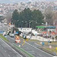Obvoz do italijanske strni je urejen čez parkirišče pri bencinskem 
servisu.