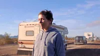 Frances McDormand se po drugem oskarju, ki ga je prejela za prav tako žilav lik 
Mildred Hayes v Treh plakatih pred mestom, nasmiha še eden za vlogo Fern v 
Nomadlandu.