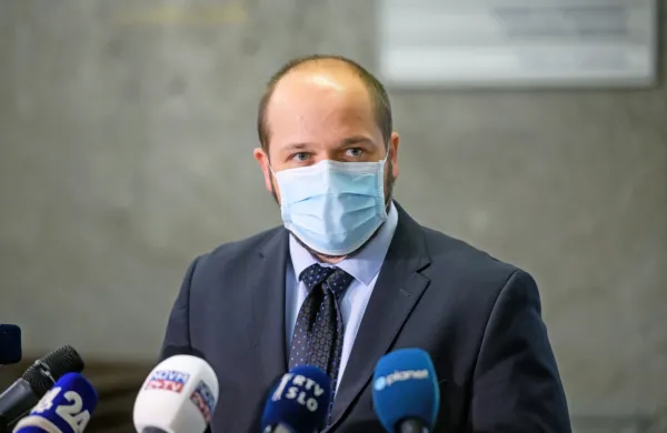 Ministrstvo za zdravje bo imenovalo skupino, ki bo z zdravstvenimi 
sindikati začela pogovore o možnosti sprememb plačnega sistema 
za zaposlene v zdravstvu, napoveduje minister Janez Poklukar.