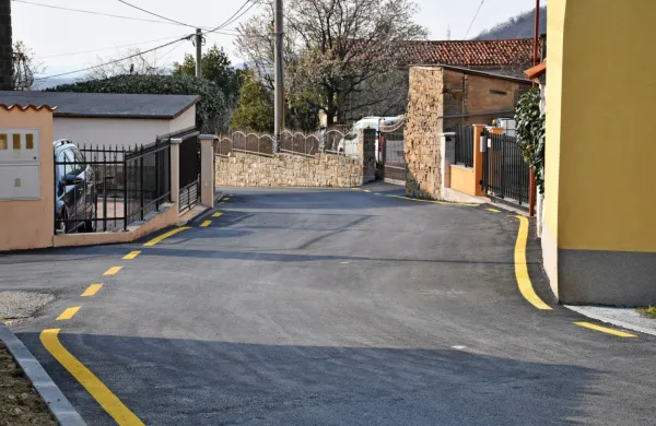 V Dekanih so nedavno sklenili prvi del obnove ceste od središča 
vasi do športnega parka.